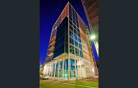 Light And Spacious, Stunning Views Of Adelaide - Accommodation Port Hedland 12