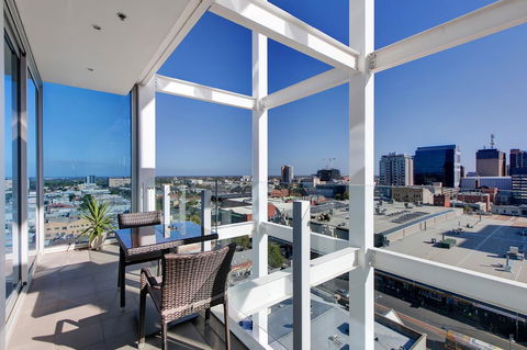 Light And Spacious, Stunning Views Of Adelaide - Accommodation Port Hedland 1