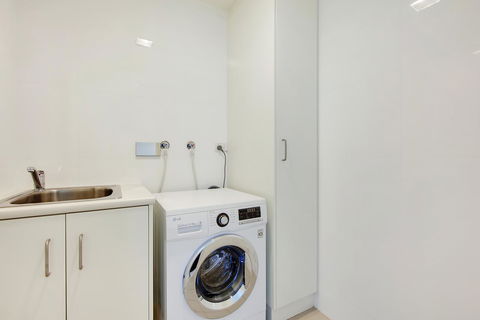 Light And Spacious, Stunning Views Of Adelaide - Accommodation Port Hedland 10