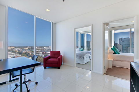 Light And Spacious, Stunning Views Of Adelaide - Accommodation Port Hedland 7