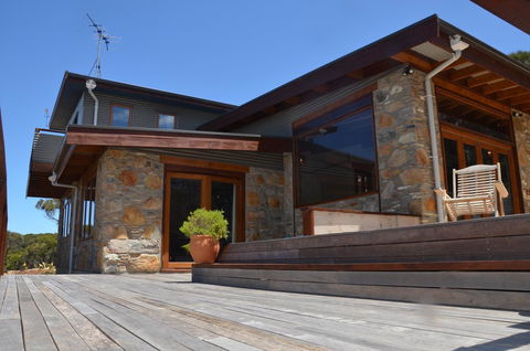 Of Stone & Wood Guesthouse - Accommodation Port Hedland 1