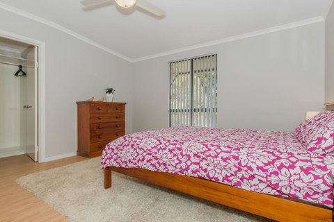 Desert Pea - Accommodation Port Hedland 9