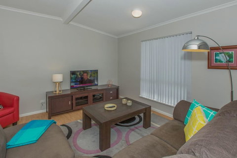 Desert Pea - Accommodation Port Hedland 3