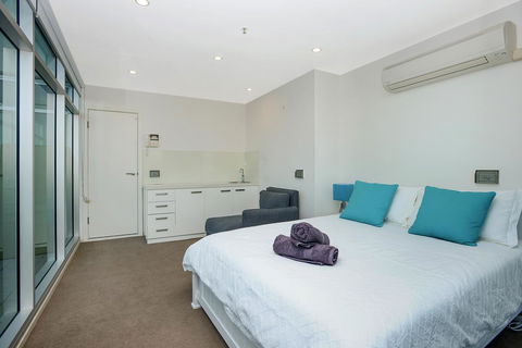 Glenelg Skyline Penthouse - Accommodation Port Hedland 12