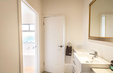 Middle River Beach House - East & West House - Accommodation Port Hedland 16