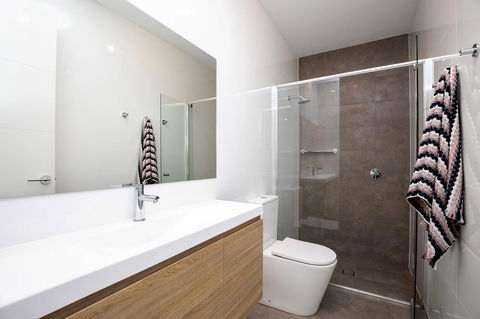 Brand New Affordable Luxury 3 Bedroom 3 Bathrooms House Close To Adelaide City, Chinatown, Beach, Adelaide Airport - Accommodation Port Hedland 4