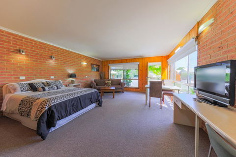 Country Roads Motor Inn Naracoorte - Accommodation Port Hedland 3