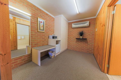 Country Roads Motor Inn Naracoorte - Accommodation Port Hedland 5