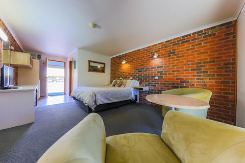 Country Roads Motor Inn Naracoorte - Accommodation Port Hedland 7