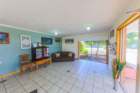 Country Roads Motor Inn Naracoorte - Accommodation Port Hedland 37