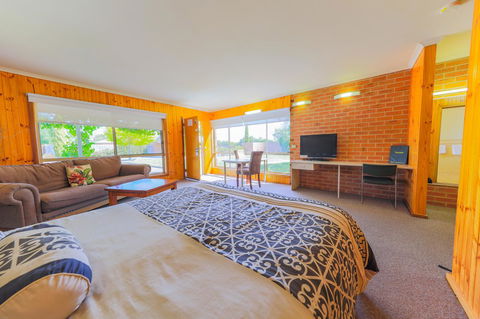 Country Roads Motor Inn Naracoorte - Accommodation Port Hedland 0