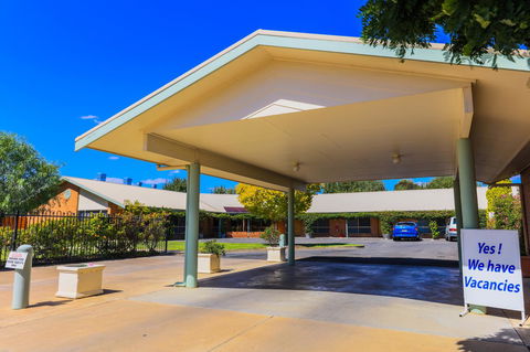 Country Roads Motor Inn Naracoorte - Accommodation Port Hedland 1