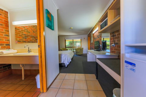 Country Roads Motor Inn Naracoorte - Accommodation Port Hedland 12