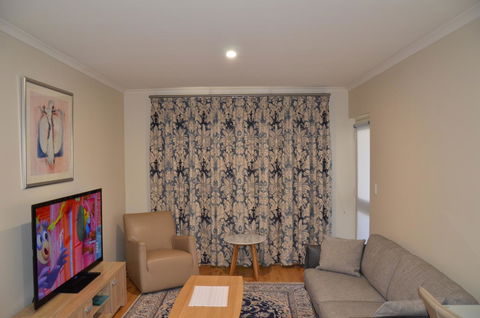 ADELAIDE CENTRAL APARTMENT - 3BR, 2BATH & CARPARK - Accommodation Port Hedland 1