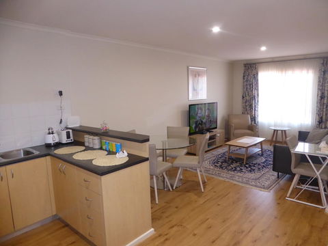 ADELAIDE CENTRAL APARTMENT - 3BR, 2BATH & CARPARK - Accommodation Port Hedland 7
