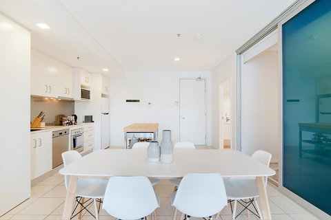 Stylish And Comfortable, Views Over Gouger St! - Accommodation Port Hedland 6