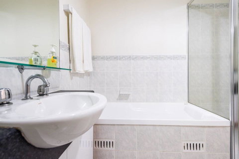 Executive 3 Bedroom Apartment + Internet + Parking - Accommodation Port Hedland 18