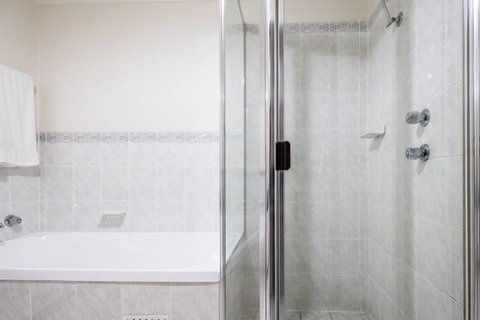 Executive 3 Bedroom Apartment + Internet + Parking - Accommodation Port Hedland 39