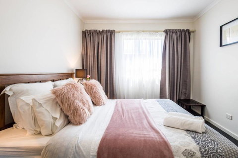 Executive 3 Bedroom Apartment + Internet + Parking - Accommodation Port Hedland 4
