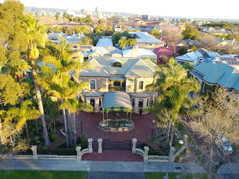 Grand Bluestone Mansion - Accommodation Port Hedland 1