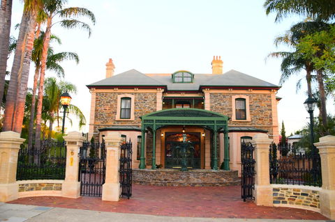 Grand Bluestone Mansion - Accommodation Port Hedland 26
