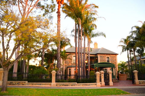 Grand Bluestone Mansion - Accommodation Port Hedland 0