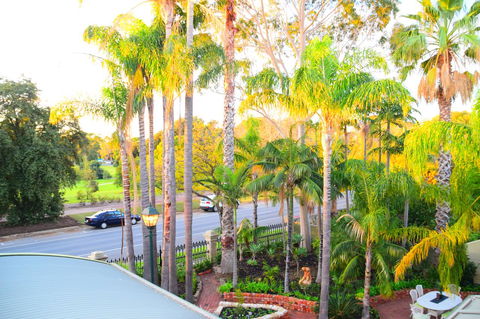 Grand Bluestone Mansion - Accommodation Port Hedland 23