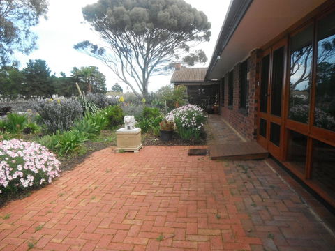 Linger Longer Vineyard - Accommodation Port Hedland 11