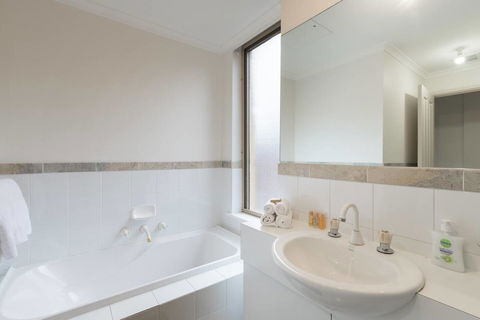 One Bedroom In Adelaideâ€™s East End FREE WIFI*Netflix*Parking - Accommodation Port Hedland 11