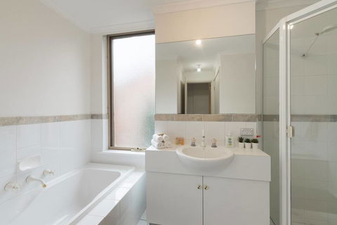 One Bedroom In Adelaideâ€™s East End FREE WIFI*Netflix*Parking - Accommodation Port Hedland 16