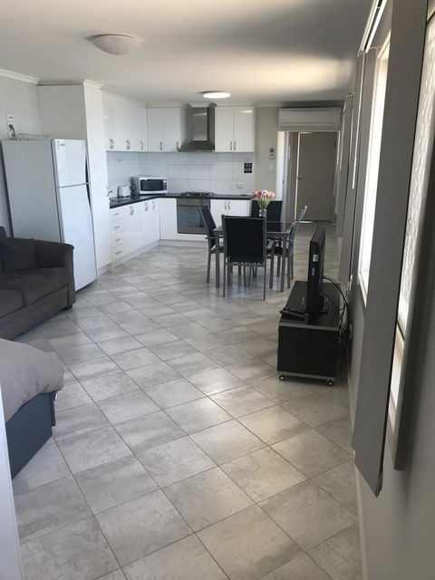 Beachside & Jetty View Apartment 6 - Captain\'s Apt - Accommodation Port Hedland 4