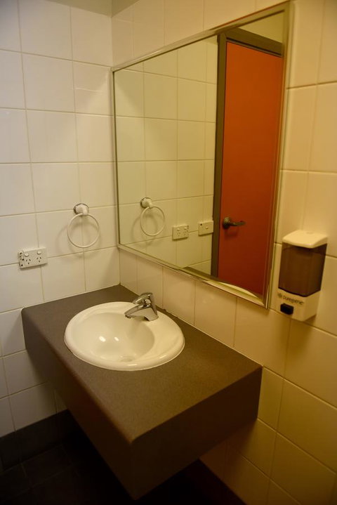 The Emperors Crown Hostel - Accommodation Port Hedland 36