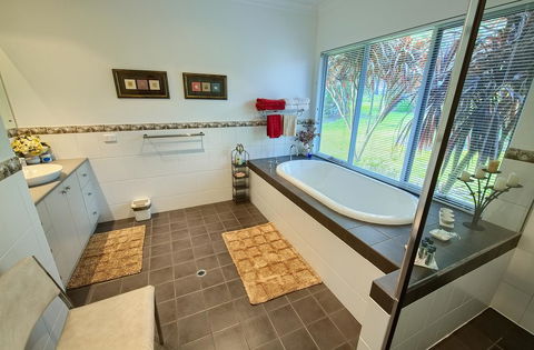 Glenelg On King Bed & Breakfast - Accommodation Port Hedland 3