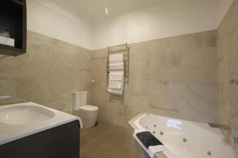 Romanz In The Valley (Luxury B&B) - Accommodation Port Hedland 4