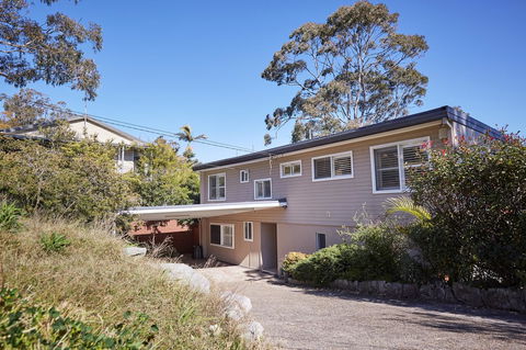 Bright And Spacious Family Home With Leafy Deck - Accommodation Port Hedland 32
