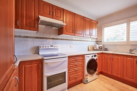 Bright And Spacious Family Home With Leafy Deck - Accommodation Port Hedland 17