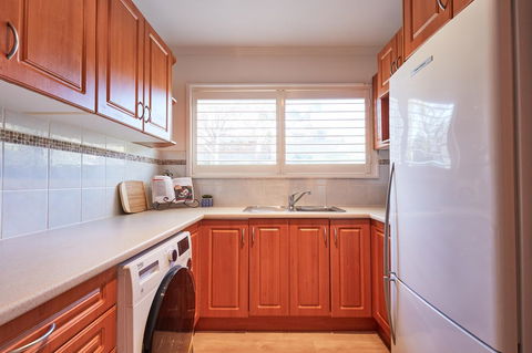 Bright And Spacious Family Home With Leafy Deck - Accommodation Port Hedland 18