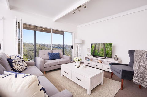 Bright And Spacious Family Home With Leafy Deck - Accommodation Port Hedland 3