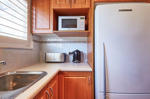 Bright And Spacious Family Home With Leafy Deck - Accommodation Port Hedland 19