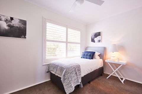 Bright And Spacious Family Home With Leafy Deck - Accommodation Port Hedland 24