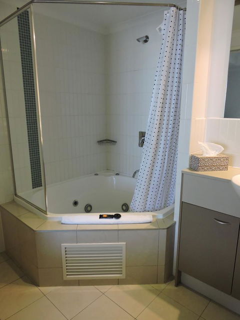 BASE Holidays - Ettalong Beach Premium Apartments - Accommodation Port Hedland 16