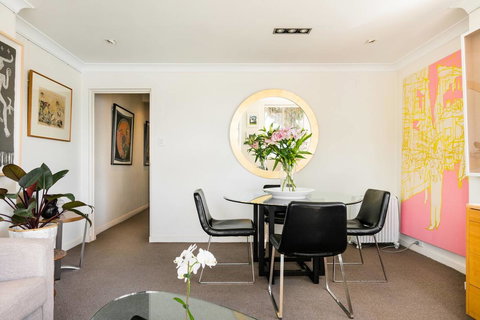 Waterfront Apartment Brimming With Inspirational Artwork - Accommodation Port Hedland 12