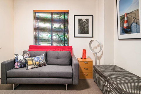 Waterfront Apartment Brimming With Inspirational Artwork - Accommodation Port Hedland 14