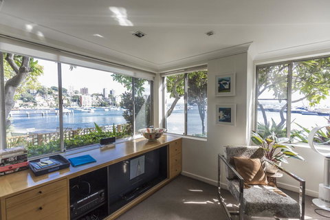 Waterfront Apartment Brimming With Inspirational Artwork - Accommodation Port Hedland 6