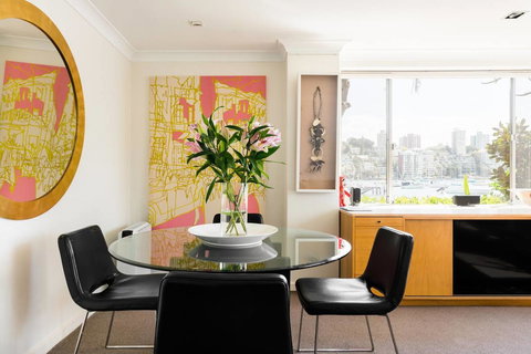 Waterfront Apartment Brimming With Inspirational Artwork - Accommodation Port Hedland 21