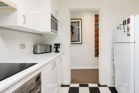 Waterfront Apartment Brimming With Inspirational Artwork - Accommodation Port Hedland 27