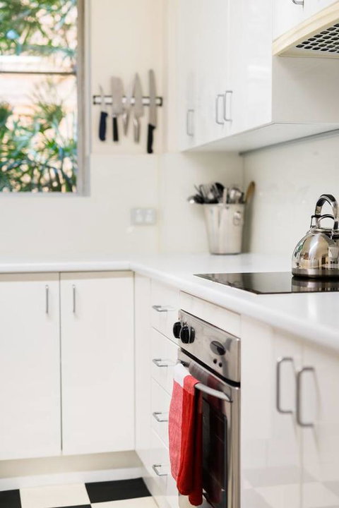 Waterfront Apartment Brimming With Inspirational Artwork - Accommodation Port Hedland 28