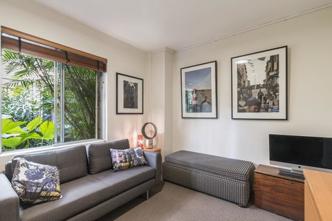 Waterfront Apartment Brimming With Inspirational Artwork - Accommodation Port Hedland 3