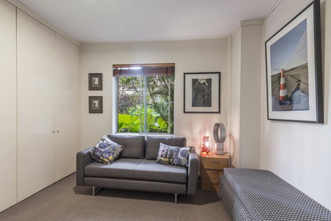 Waterfront Apartment Brimming With Inspirational Artwork - Accommodation Port Hedland 4