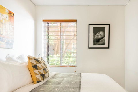 Waterfront Apartment Brimming With Inspirational Artwork - Accommodation Port Hedland 18